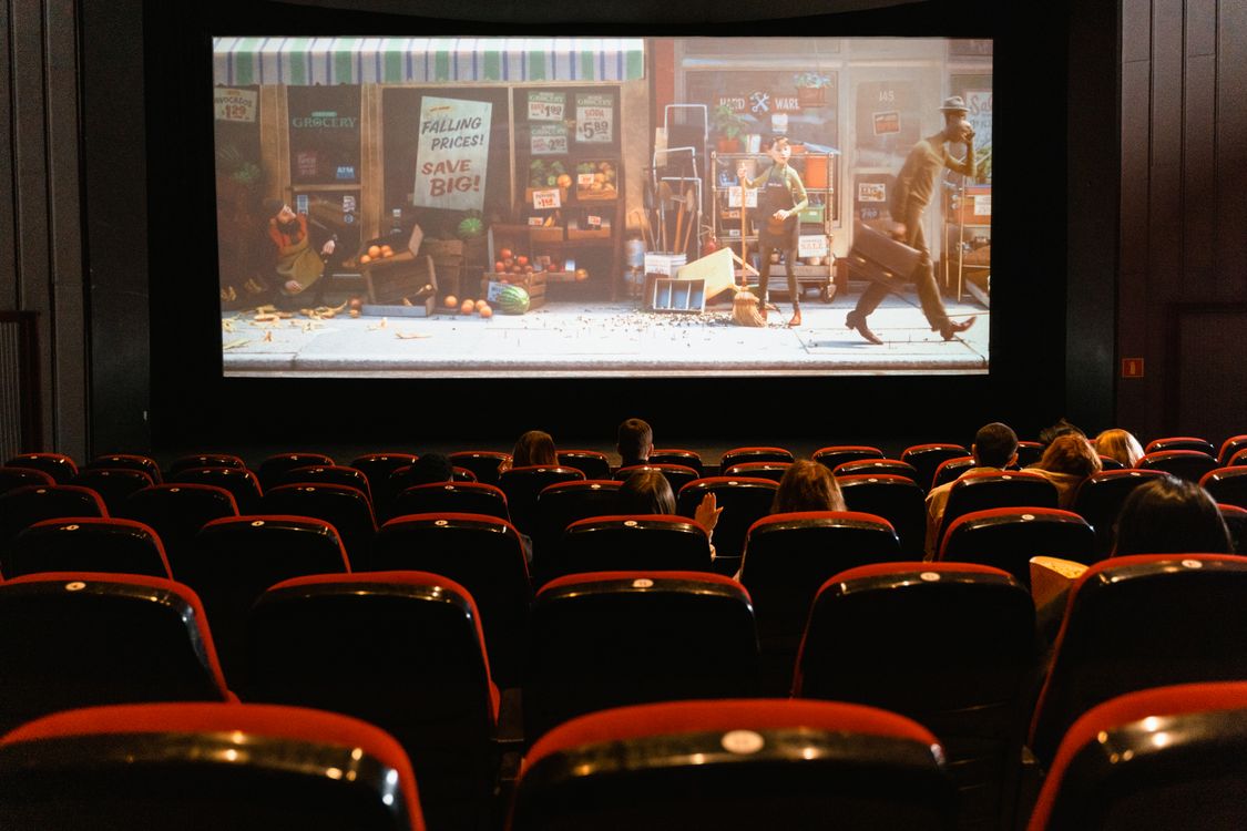 salle de cinéma — personnes regardant un film sur grand écran, soirée streaming