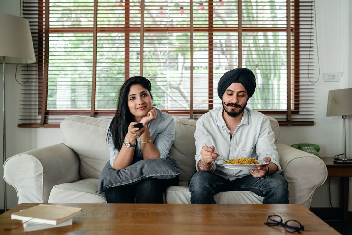 couple sur le canapé qui regarde un film en streaming IPTV