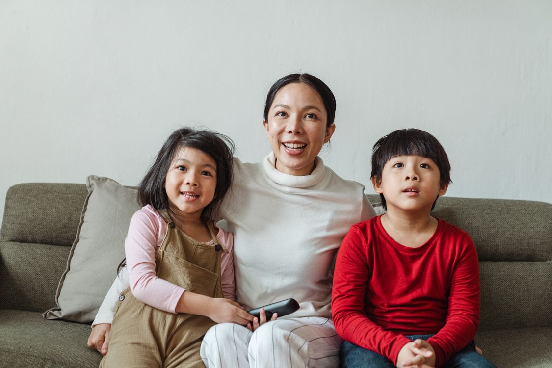 famille réunie sur le canapé devant la TV — Smart X2 IPTV