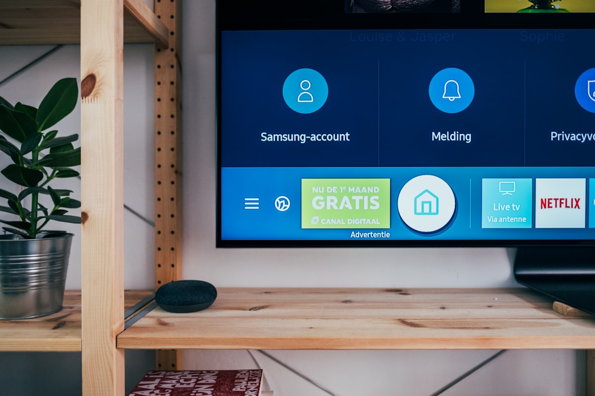Famille regardant la TV après installation de Smart X2 IPTV sur Samsung Smart TV