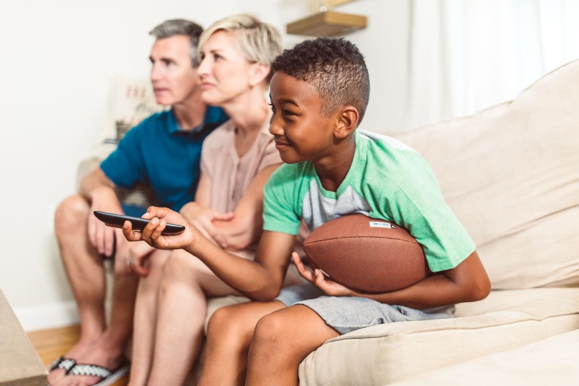 fans de sport regardant un match à la télévision