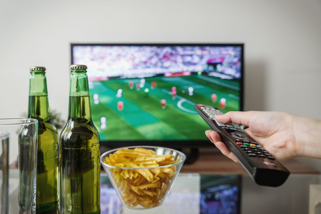 amis regardant le sport en direct à la TV IPTV